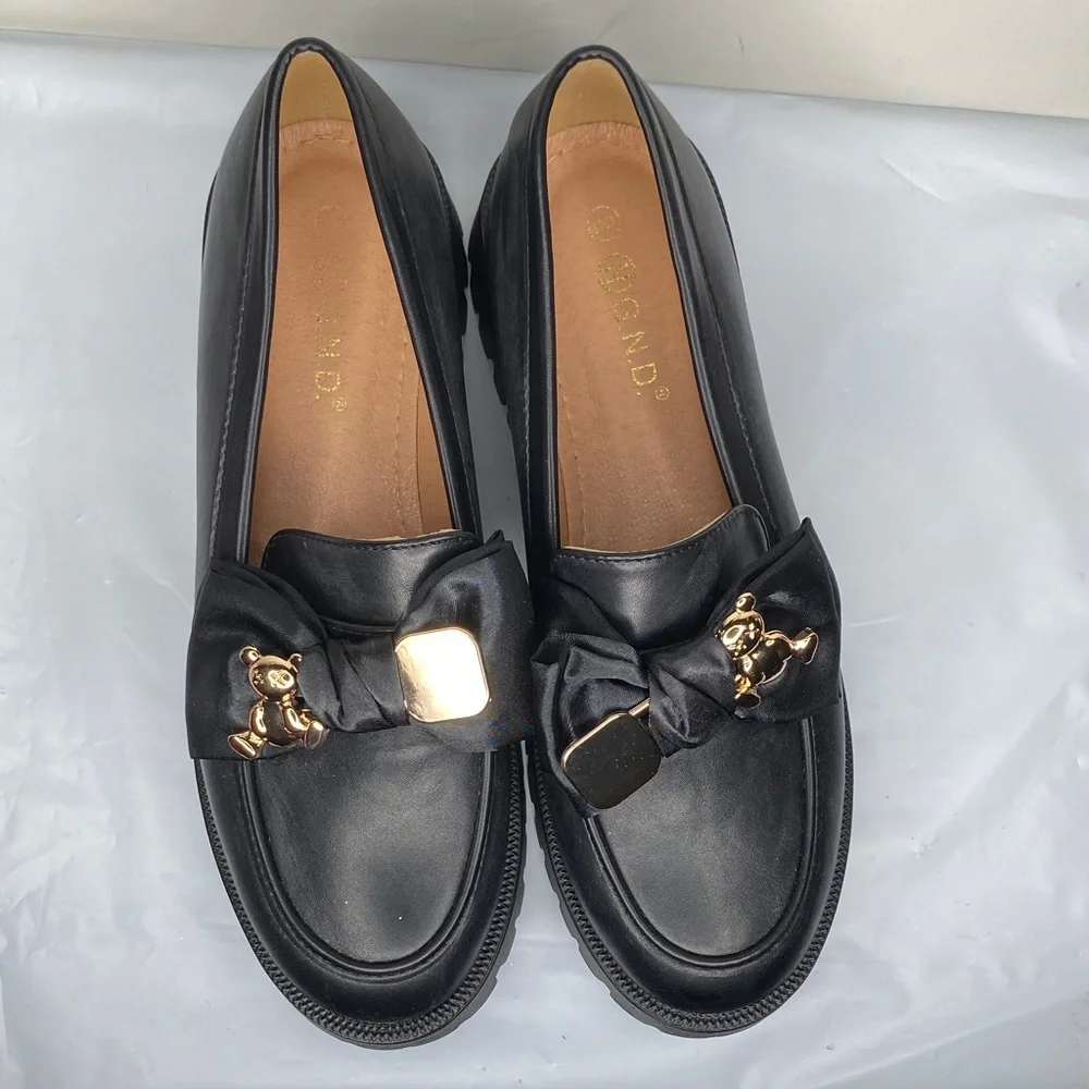 Elegant Black Loafers with Gold Accents - Picture 3 of 11